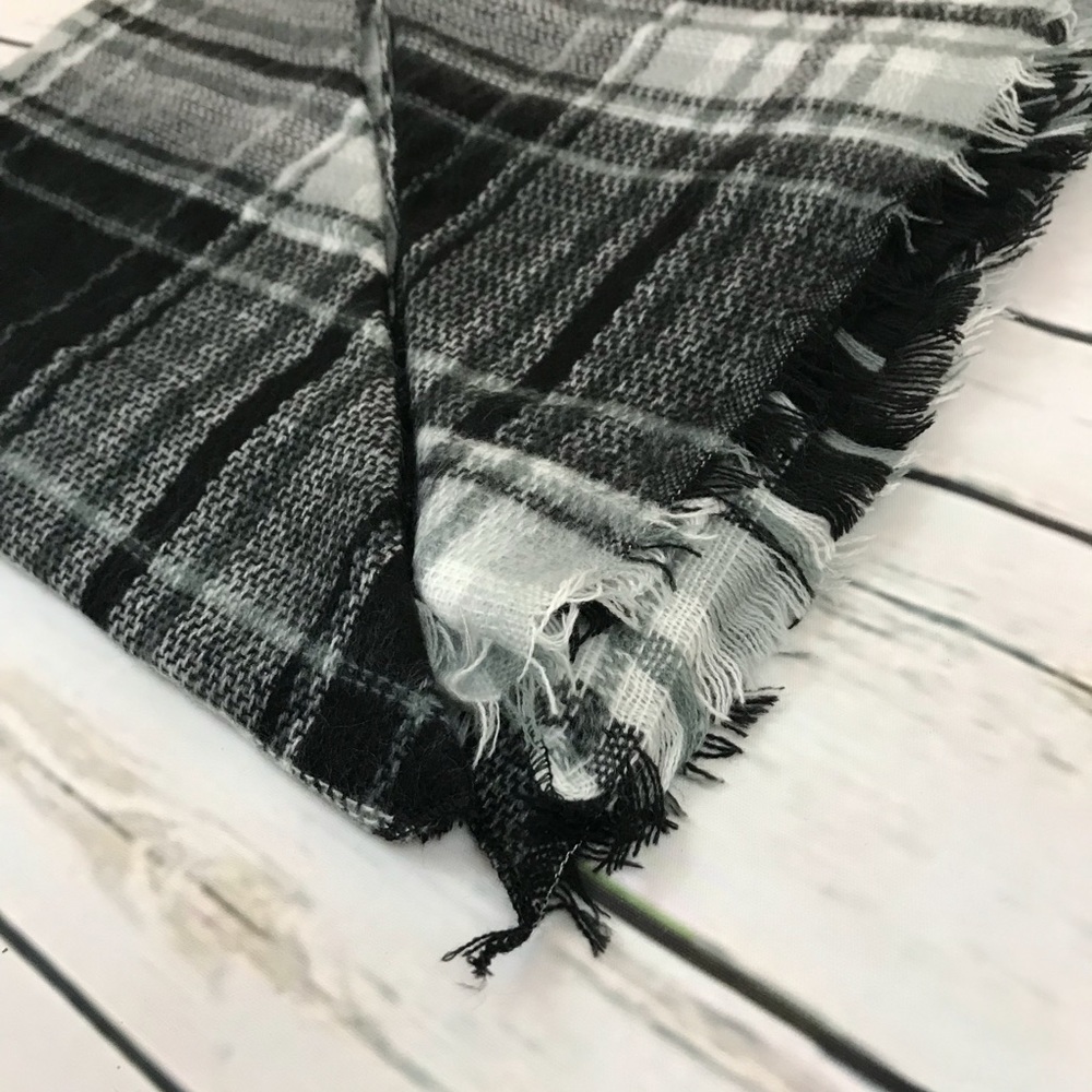 🚫Sold🚫Black and Grey Plaid Fringed Tartan Scarf - Picture 4 of 6